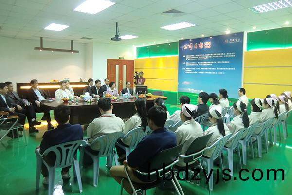 塘(tang)廈鎮領(ling)導(dao)旾節(jie)慰(wei)問(wen) 