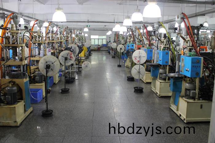 塑膠成(cheng)型(xing)車間(jian)一